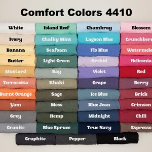 以下が含まれることがあります： Comfort Colors 4410 Tシャツ生地の色見本です。このチャートには、白、アイボリー、バナナ、バター、マスタード、テラコッタ、焦げ茶色、ヤム、グレー、グラナイト、グラファイト、アイランドリーフ、チョークミント、シーフォーム、ライトグリーン、ベイ、カーキ、セージ、モス、ヘンプ、ブルースプルース、ペッパー、ブラック、シャンブレー、ラグーンブルー、フロブルー、オーキッド、バイオレット、グレープ、アイスブルー、ブルーデニム、ミッドナイト、ネイビー、ブロッサム、クランベリー、ウォーターメロン、ヘリコニア、レッド、ベリー、ブリック、クリムゾン、チリ、エスプレッソなど、24種類の異なる色が表示されています。