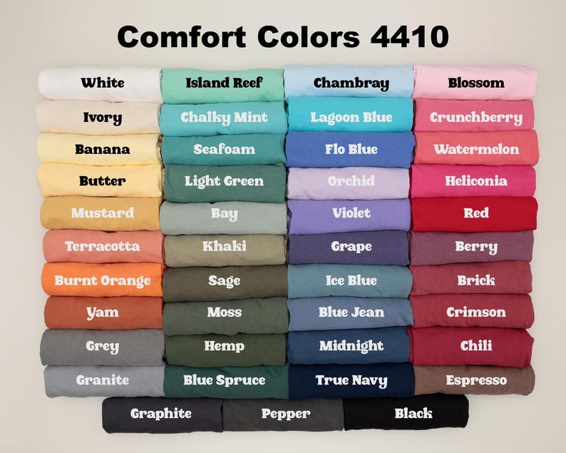 以下が含まれることがあります： Comfort Colors 4410 Tシャツ生地の色見本です。このチャートには、白、アイボリー、バナナ、バター、マスタード、テラコッタ、焦げ茶色、ヤム、グレー、グラナイト、グラファイト、アイランドリーフ、チョークミント、シーフォーム、ライトグリーン、ベイ、カーキ、セージ、モス、ヘンプ、ブルースプルース、ペッパー、ブラック、シャンブレー、ラグーンブルー、フロブルー、オーキッド、バイオレット、グレープ、アイスブルー、ブルーデニム、ミッドナイト、ネイビー、ブロッサム、クランベリー、ウォーターメロン、ヘリコニア、レッド、ベリー、ブリック、クリムゾン、チリ、エスプレッソなど、24種類の異なる色が表示されています。