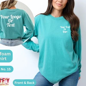 Pode incluir: Uma camiseta de manga comprida verde-&aacute;gua com o texto "Your Loogo Or Text" nas costas e "Your Text Or Logo" na frente. A camiseta &eacute; de corte solto e tem gola redonda.