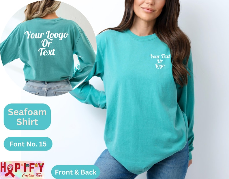 Pode incluir: Uma camiseta de manga comprida verde-&aacute;gua com o texto "Your Loogo Or Text" nas costas e "Your Text Or Logo" na frente. A camiseta &eacute; de corte solto e tem gola redonda.