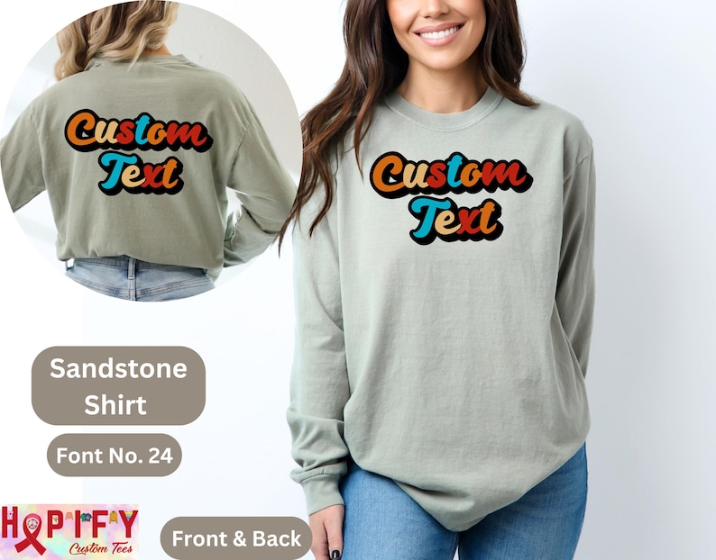 Pode incluir: Uma camiseta de manga comprida verde claro com o texto "Custom Text" em uma fonte retr&ocirc; com cores laranja, vermelho, azul e preto. A camiseta &eacute; mostrada em um modelo de frente e verso.