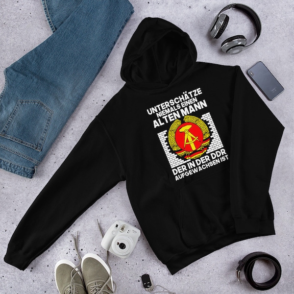 Unterschätze niemanden! DDR-Aufwuchs Hoodie | Zeitgeschichtlicher Kapuzenpullover