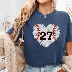 Chemise coeur de baseball personnalisée, Couleurs confort Baseball Mama, Chemise numéro de baseball personnalisé, Cadeau baseball, T-shirt fan de baseball, Maman sportive