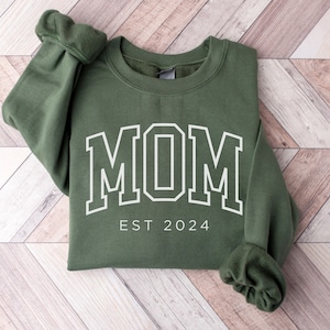 Personalized Mom Est Sweatshirt, Custom Mom Crewneck, Gift for Mom, Mom est 2024, Pregnancy Announcement, New Mom Gift, Mother's Day