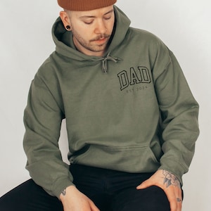 Personalized Dad Sweatshirt, Dad Est 2025 Hoodie, Custom Dad, Pregnancy Announcement for Dad, Gift for Dad, Father&#39;s Day Shirt, New Dad Gift