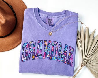 Comfort Colors Grandma Shirt, Floral Grandma Tee, Trendy Grandma Tshirt, Womens Flower Grammy Gift, Pregnancy Reveal Gift for New Grandma