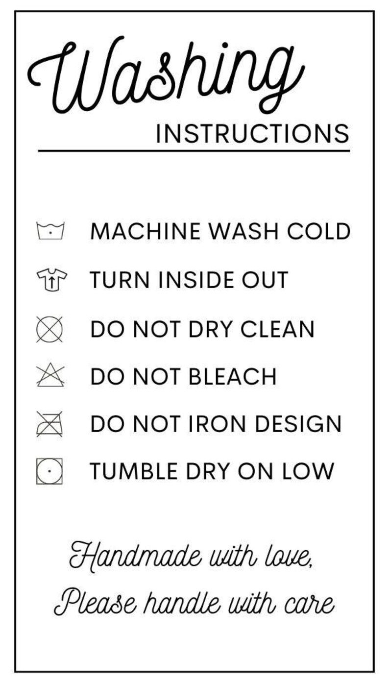Pode incluir: Uma placa retangular branca com texto e &iacute;cones pretos. O cabe&ccedil;alho diz Washing Instructions. Abaixo est&atilde;o seis &iacute;cones com texto: Machine wash cold, Turn inside out, Do not dry clean, Do not bleach, Do not iron design, Tumble dry on low. Texto inferior: Handmade with love, Please handle with care.