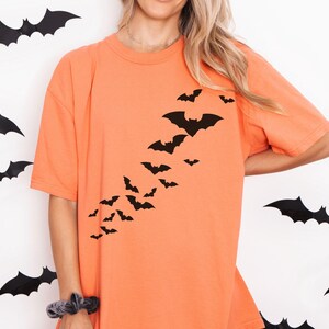 Camiseta de Halloween con colores cómodos, linda camiseta de murciélago de Halloween, camiseta de temporada espeluznante, camiseta gráfica de otoño, fiesta de Halloween, regalo para Halloween, espeluznante Melon