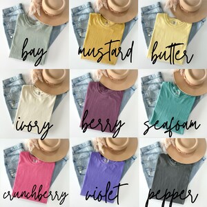 Pu&ograve; includere: Una collezione di nove magliette a girocollo in vari colori, tra cui bay, mustard, butter, ivory, berry, seafoam, crunchberry, violet e pepper. Ogni maglietta &egrave; abbinata a jeans azzurri e a un cappello beige a tesa larga.