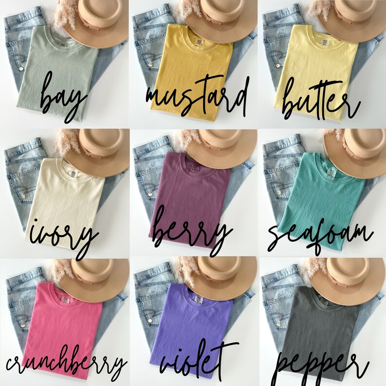Pu&ograve; includere: Una collezione di nove magliette a girocollo in vari colori, tra cui bay, mustard, butter, ivory, berry, seafoam, crunchberry, violet e pepper. Ogni maglietta &egrave; abbinata a jeans azzurri e a un cappello beige a tesa larga.