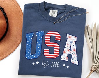USA est. 1776 4 juillet T-shirt graphique | T-shirt à rayures et étoiles | Cadeau patriotique américain pour femme | Chemise 4 juillet | Fête de l'indépendance