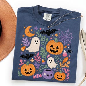 Comfort Colors Floral Halloween Tee, Spooky Season Shirt, Preppy Halloween Graphic T-Shirt, Women's Trendy Fall Gift, Pumpkin Season zdjęcie 11