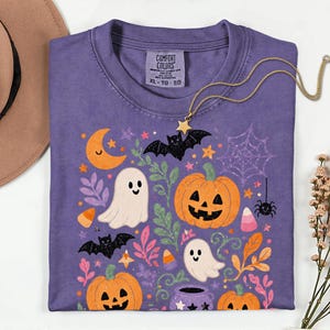 Comfort Colors Floral Halloween Tee, Spooky Season Shirt, Preppy Halloween Graphic T-Shirt, Women's Trendy Fall Gift, Pumpkin Season Grape