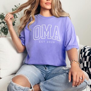 Custom Oma Shirt, Oma Est 2026 Shirt, Comfort Colors Oma Shirt, Gift for Oma, Pregnancy Announcement, Mother's Day, New Oma Gift immagine 1