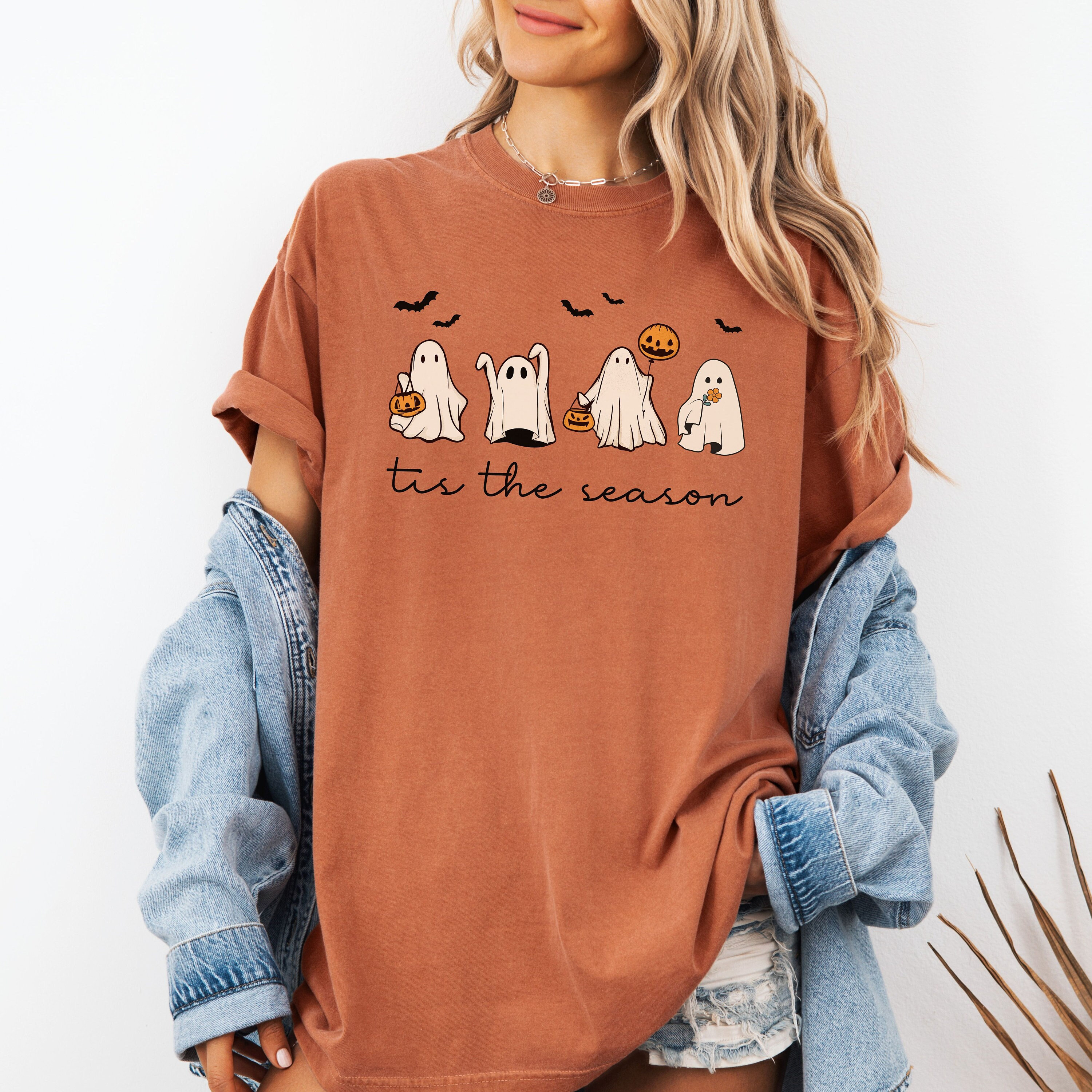 Camiseta de Halloween Tis The Season, camiseta de colores cómodos de Halloween, camiseta retro de fantasmas, camiseta linda de otoño, camiseta de Halloween para mujer, temporada de calabazas