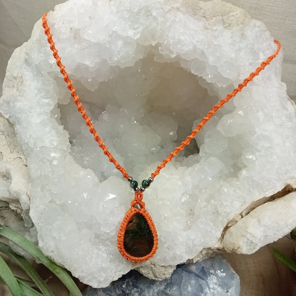 Collier micro macramé. Agate mousse verte en pendentif