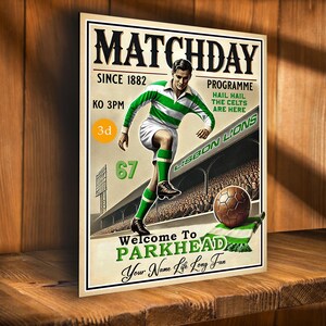 Könnte beinhalten: Ein Plakat im Vintage-Stil für ein Fußballspiel. Das Plakat zeigt einen Spieler in einem grün-weißen Trikot, der einen Fußball tritt. Der Text auf dem Plakat lautet "Matchday Since 1882", "KO 3PM", "3d", "67", "Programme Hail Hail The Celts Are Here", "Lisbon Lions", "Welcome To Parkhead", und "Your Name Life Long Fan".