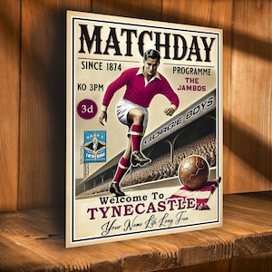 Könnte beinhalten: Vintage Fußballposter mit einem Spieler in einem weinroten Trikot und weißen Shorts, der einen braunen Fußball tritt. Der Text enthält "MATCHDAY" und "TYNECASTLE". Der Hintergrund zeigt ein Stadion mit Zuschauern.