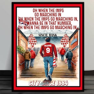 Puede incluir: Una camiseta de fútbol roja y blanca con el número 9 en la espalda. La camiseta tiene las palabras "NAME" sobre el número y "CITY SINCE 1884" debajo del número. La camiseta la lleva puesta una persona que sube por unas escaleras. La persona está rodeada de otras personas en el fondo.