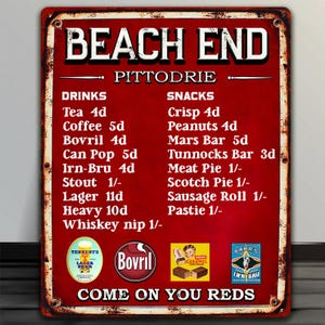 Peut inclure: Panneau métallique de style vintage avec un fond rouge et du texte blanc. Il affiche "BEACH END" et énumère des boissons et des collations avec des prix. Comprend des logos pour Tennents Lager, Bovril et Barrs Irn-Bru. Le texte "COME ON YOU REDS" est en bas.
