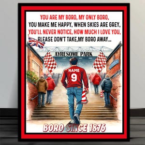 Puede incluir: Una ilustración de un aficionado al fútbol subiendo una escalera. El aficionado lleva una camiseta roja con el número 9 y la palabra "NAME" en la espalda. El texto "YOU ARE MY BORO, MY ONLY BORO, YOU MAKE ME HAPPY, WHEN SKIES ARE GREY, YOU'LL NEVER NOTICE, HOW MUCH I LOVE YOU, PLEASE DON'T TAKE, MY BORO AWAY... AYRESOME PARK BORO SINCE 1876" está impreso en la imagen.