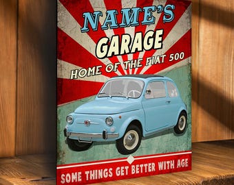 Puede incluir: Un cartel de estilo vintage con rayas rojas y blancas y un coche Fiat 500 azul. El cartel dice "NAME'S GARAGE HOME OF THE FIAT 500" y "SOME THINGS GET BETTER WITH AGE".