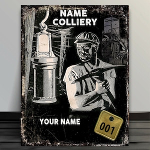 Può includere: Poster vintage in bianco e nero con un minatore che tiene una piccozza. Il poster ha il testo "NAME COLLIERY" e "YOUR NAME" e un cartellino dorato con il numero "001".
