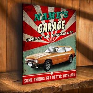 Puede incluir: Un letrero de garaje de estilo vintage con rayas rojas y blancas, con el texto "NAME'S GARAGE" y "HOME OF THE SCIMITAR GTE". Un coche marrón aparece delante del letrero con el texto "SOME THINGS GET BETTER WITH AGE" en la parte inferior.