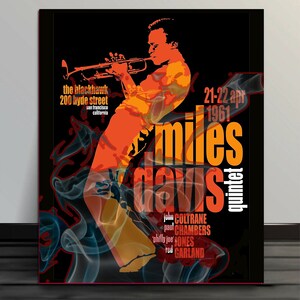 Puede incluir: Un póster negro y naranja con una imagen estilizada de Miles Davis tocando la trompeta. El póster presenta el texto "Miles Davis Quintet" y las fechas "21-22 abr 1961". El póster también incluye la información del lugar "the blackhawk 200 hyde street san francisco california".