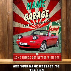 Może przedstawiać: Winietkowy znak garażowy z logo Castrol Motor Oil i czerwonym kabrioletem Mazda MX-5. Na znaku widnieje napis "NAME GARAGE, HOME OF THE MAZDA MX5, SOME THINGS GET BETTER WITH AGE".