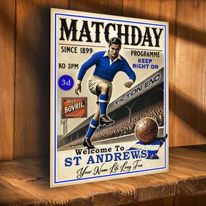 Puede incluir: Un póster de estilo vintage con un jugador de fútbol azul y blanco en el centro. El póster dice "Matchday" y "Bienvenido a St Andrews" con el texto "Your Name Life Long Fan" en la parte inferior. El póster tiene un balón de fútbol azul y blanco, un cartel que dice "Hot Bovril" y el texto "Keep Right On" y "Tilton End".