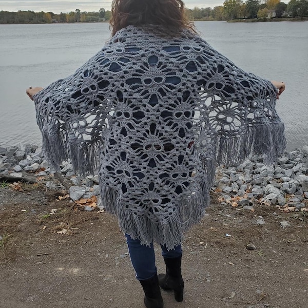 Gray Skull Shawls - Chale Skulls Squelettes Gris