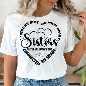 Le sorelle affiancate o a miglia di distanza saranno sempre collegate dal cuore SVG PNG, sorelle SVG, sorelle Sayings Svg, mockup incluso