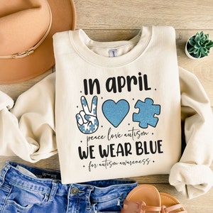 Ad aprile indossiamo PNG blu/Peace Love Autism/Sublimazione della consapevolezza dell'autismo/Autismo PNG/Autismo PNG/Accettazione dell'autismo/Camicia di consapevolezza dell'autismo