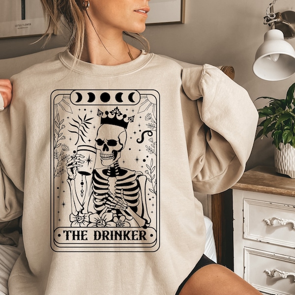 De drinker Tarot kaart SVG PNG| Grappig skelet png| Schedel Tarot T-shirt ontwerp| Grappige alcohol drinken| Bier SVG| Wijn SVG Png| Snarky overhemd