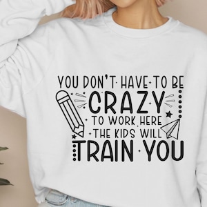 Grappige leraar SVG PNG| Je hoeft niet gek te zijn om hier te werken| De kinderen leren je | Leraar-svg| Grappig lerarenshirt | Leraar Svg Png