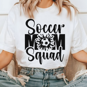 Puede incluir: Camiseta blanca con texto negro que dice "Soccer Mom Squad" y un gr&aacute;fico de bal&oacute;n de f&uacute;tbol en blanco y negro.