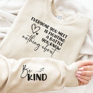 Be Kind SVG-PNG| Iedereen die je ontmoet, vecht tegen een gevecht waarvan je niets weet over Svg| Shirt cadeau voor jou | Ik hou van iedereen png| Jij bent genoeg