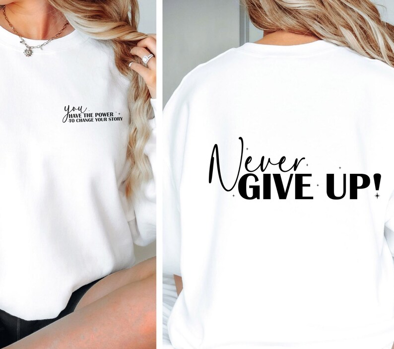 Op de afbeelding: Witte trui met de tekst "You have the power to change your story" op de voorkant en "Never Give Up!" op de achterkant.