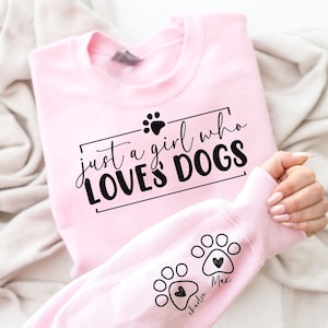 Juste une fille qui aime ses chiens SVG PNG | T-shirt personnalisé avec nom de chien | Maman chien png| Chien maman Svg | Chemise pour amoureux des chiens PNG | Chemise patte d'oie rétro