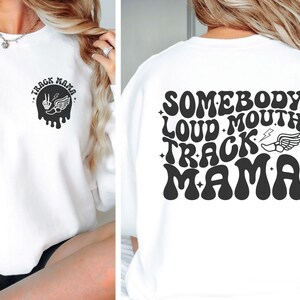 Suivre maman SVG PNG | Somebody's Loud Mouth Track Mama Svg | Musique Vibes Svg | Svg marathon | Svg de ski de fond | Svg terrain d'athlétisme | Svg de maman sportive