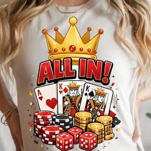 以下が含まれることがあります： ポーカーをテーマにしたグラフィックが特徴の白いTシャツ。デザインには、金の王冠、「ALL IN！」の赤い文字、トランプ、ポーカーチップ、サイコロ、金貨が含まれています。ハートのエースとダイヤとスペードのキングが見えます。