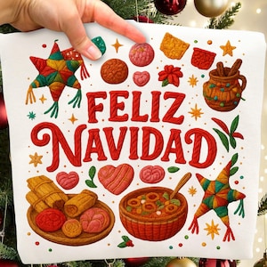 Może przedstawiać: Biała kwadratowa poduszka z napisem "Feliz Navidad" w kolorze czerwonym. Poduszka zawiera ilustracje tradycyjnych meksykańskich potraw i dekoracji bożonarodzeniowych, w tym piniaty, tamales i miski gulaszu.