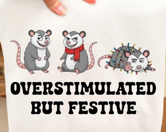 PNG de zarigüeya navideña hiperactiva pero festiva, PNG de Navidad divertida hiperactiva pero festiva (Diseño para sublimación)