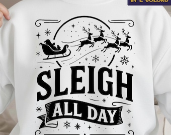 Könnte beinhalten: Weißes Sweatshirt mit einem schwarzen festlichen Design. Die Grafik zeigt den Schlitten des Weihnachtsmanns und Rentiere mit dem Text "SLEIGH ALL DAY". Das Design beinhaltet Schneeflocken und Sterne, ideal für Weihnachten.