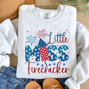 Kleine Miss Firecracker PNG| 4 juli png| Amerikaanse vlag Little Miss America Png| Onafhankelijkheidsdag PNG-sublimatie