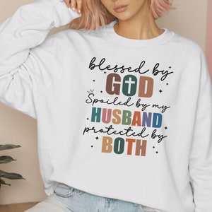 Gesegnet von Gott, verwöhnt von meinem Mann SVG PNG | Geschützt durch Beide | Ehemann Geschenk | Glaube Zitat | Wifey SVG | Verwöhnte Frau | Lustiges Zitat svg