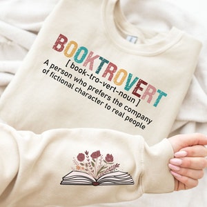 Booktrovert Book SVG PNG| Definicja Booktrovert Png| Czytanie zabawnej książki Png| Prezent dla miłośnika książek Png| Pozytywne cytaty| Rękaw Book Worm Png