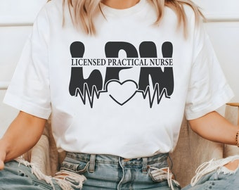Könnte beinhalten: Weißes T-Shirt mit schwarzem Text, der "LPN Licensed Practical Nurse" mit einem Herzen und EKG-Linien lautet.