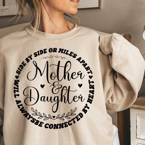 Madre e figlia SVG PNG, fianco a fianco o a miglia di distanza, saranno sempre, citazioni della mamma in formato Svg, png della mamma, disegno della maglietta della mamma, mockup incluso